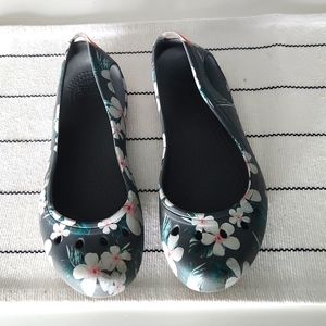 CROCS • Womens Comfort Shoe Slip On Ballet Flat in Gray Floral Size 8